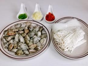 准备食材，花甲泡盐水。