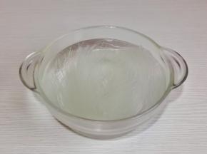 龙口粉丝提前泡软。