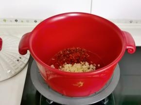 起油锅，加入蒜末，辣椒碎。