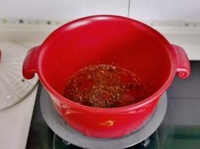 倒入调好的酱汁。（盛出来一勺蒜蓉辣酱）