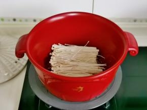 放入洗净的针金菇。