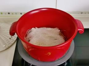 再加入泡软的粉丝。