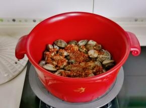 淋上蒜蓉辣酱。