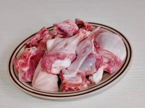 老鸭洗净剪小块。