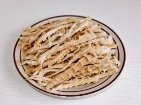 笋尖提前泡发，撕成条。