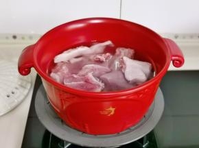 鸭块冷水下锅烧开。