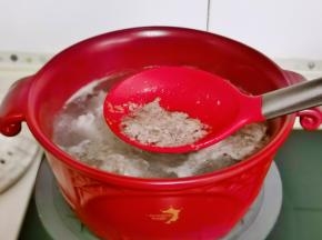 撇出浮沫，煮4分钟。