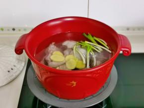 加入纯净水，姜片，葱白。