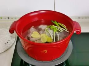 加入纯净水，姜片，葱白。