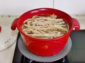 加入泡好的笋尖继续炖50分钟。