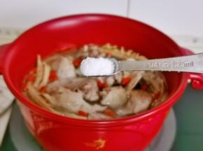 鸭肉炖烂后按个人口味加入盐调味。