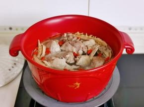 加入枸杞烧开关火。