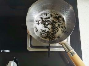 乌龙茶十白糖放入锅中，