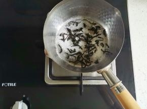 乌龙茶十白糖放入锅中，