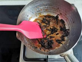 小火炒至焦糖色，