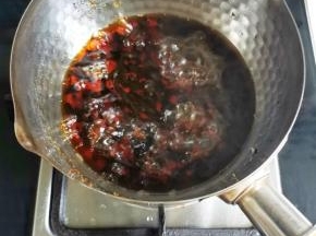 加入热水煮开，