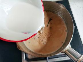 再加入纯牛奶小火煮3-5分钟。