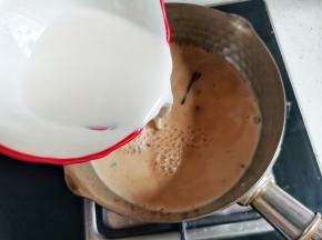 再加入纯牛奶小火煮3-5分钟。