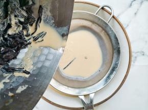 将煮好的奶茶过滤掉茶叶，放凉备用。