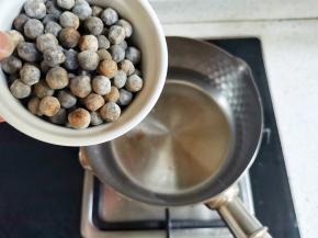 奶锅烧开水，放入珍珠