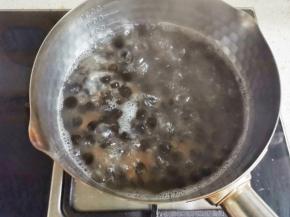 煮至浮起，捞出过凉水。