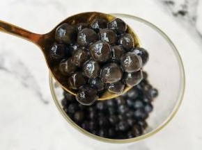 杯中加入珍珠，