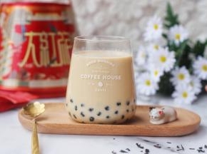 倒入奶茶，搅拌搅拌开喝！