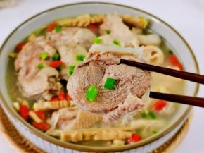 鸭肉软烂，好吃极了。