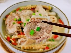 鸭肉软烂，好吃极了。