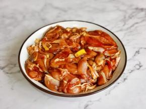 鸡腿加生丝姜、生抽一勺、老半勺抽、料酒一勺、盐少许，用手抓拌均匀腌制20分钟。