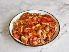 鸡腿加生丝姜、生抽一勺、老半勺抽、料酒一勺、盐少许，用手抓拌均匀腌制20分钟。