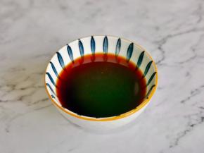 调酱汁：碗中放2勺生抽，2勺料酒，1勺蚝油，半勺老抽，1勺蜂蜜，小半碗清水搅拌均匀。