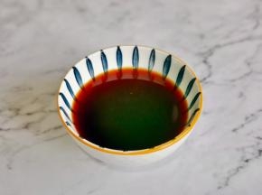 调酱汁：碗中放2勺生抽，2勺料酒，1勺蚝油，半勺老抽，1勺蜂蜜，小半碗清水搅拌均匀。