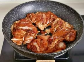 锅里放适量的油，油热放入鸡腿煎【先鸡皮朝下煎定型】