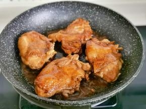 再翻面煎，煎至鸡腿两面金黄色，叫入料汁翻炒均匀。