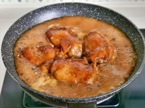 加入适量的开水，开大火烧开转中火慢慢焖。