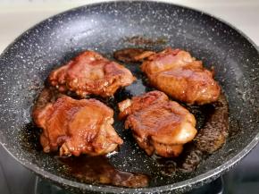 焖至鸡腿熟透开大火收汁，汁水可以多留一点拌饭吃！