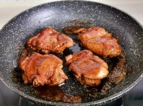 焖至鸡腿熟透开大火收汁，汁水可以多留一点拌饭吃！