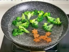 锅里水开放入西蓝花与胡萝卜焯水捞出备用。