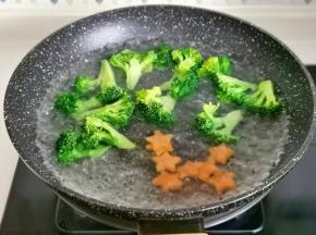 锅里水开放入西蓝花与胡萝卜焯水捞出备用。