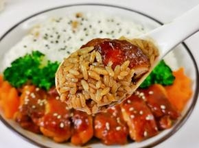 满满的酱汁拌饭是一绝！