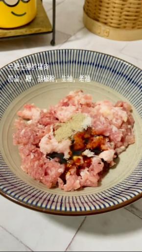 三肥七瘦的猪肉洗净，用绞肉机搅打成肉糜，加盐，糖，胡椒粉，生抽，老抽！