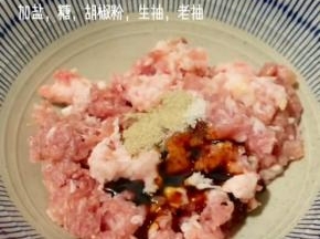 三肥七瘦的猪肉洗净，用绞肉机搅打成肉糜，加盐，糖，胡椒粉，生抽，老抽！