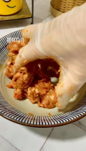 套上手套，抓拌均匀！