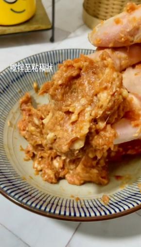 加入适量的食用油，搅拌至粘稠状态即可！