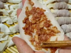 用筷子抹平！（按视频手法来包！）