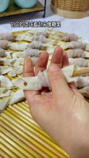 用手抓住馄饨，抽出筷子，一个糖果小馄饨就包好了！