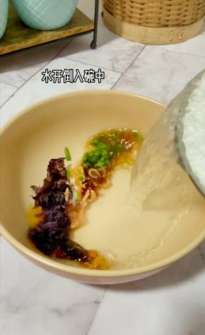 碗中放入紫菜，虾皮，葱花，盐，生抽，猪油！水开倒入碗中！搅拌均匀调成料汁儿！