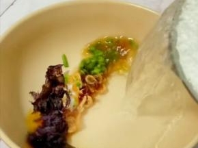 碗中放入紫菜，虾皮，葱花，盐，生抽，猪油！水开倒入碗中！搅拌均匀调成料汁儿！