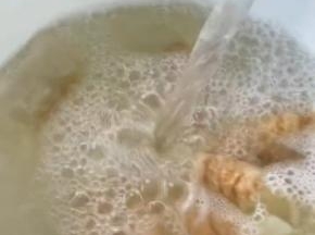 像煮饺子一样，水开点冷水，煮开再继续点冷水！再煮开！（共点两次冷水！）